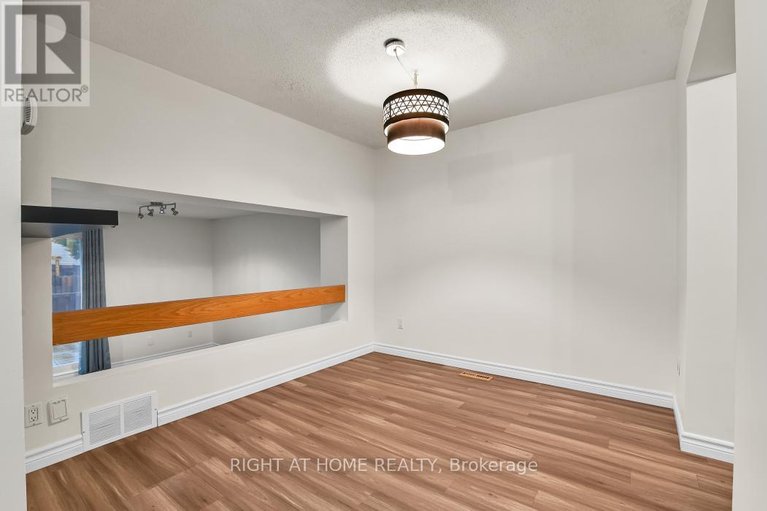 29603149/e-1700-lamoureux-drive/queenswood-heights-south/ottawa/ontario/K1E2N2_6