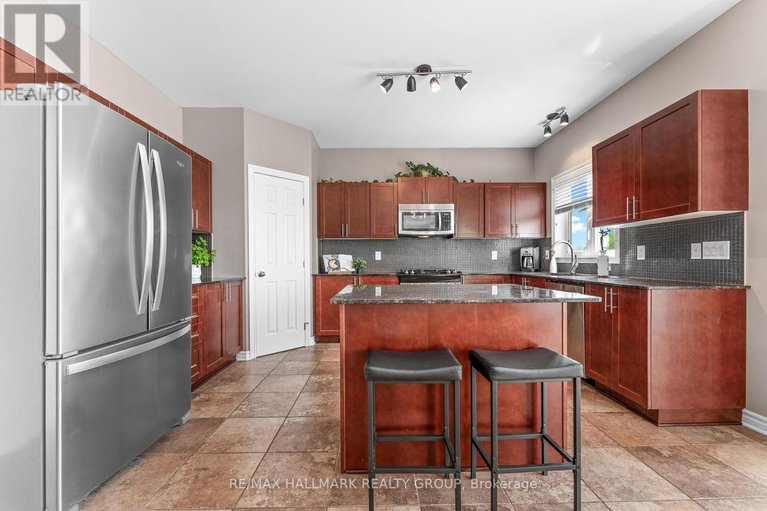 28460424/182-felicity-crescent/mer-bleuebradley-estatesanderson-park/ottawa/ontario/K1W0C2_12