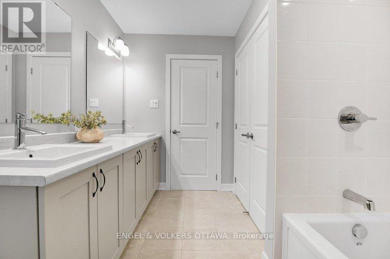 29357052/134-winterhaven-drive/mer-bleuebradley-estatesanderson-park/ottawa/ontario/K1W0H4_30