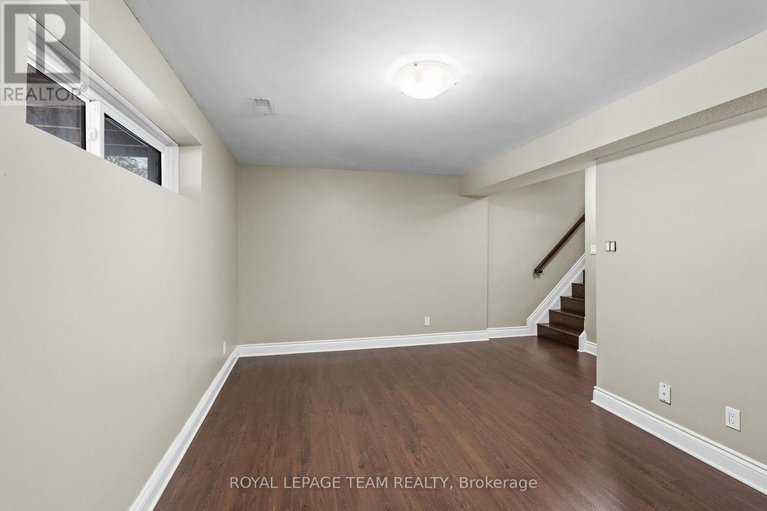 29111862/828-kingfisher-crescent/chatelaine-village/ottawa/ontario/K1E2L4_36