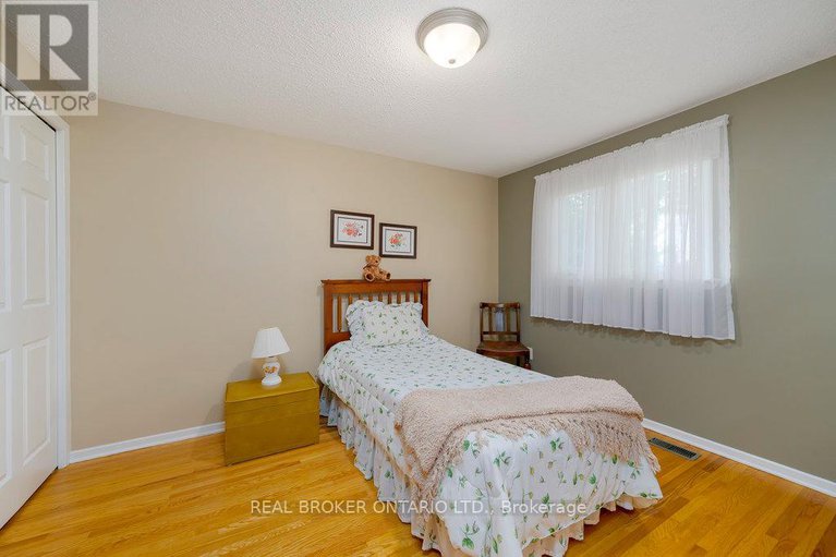 28522793/31-oakhurst-crescent/blackburn-hamlet/ottawa/ontario/K1B4A5_28