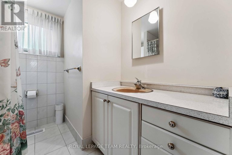 28701491/8-oakwood-avenue/city-viewskylinefisher-heightsparkwood-hills/ottawa/ontario/K2E6A5_28