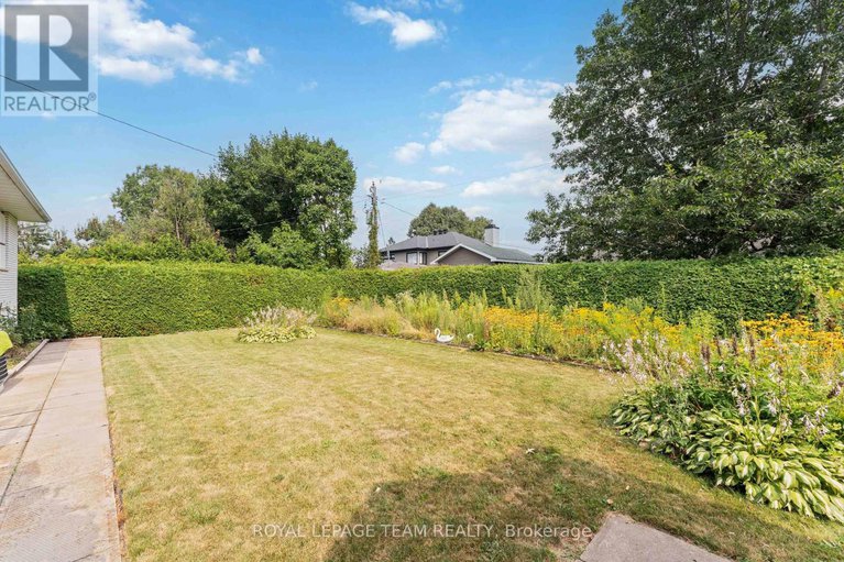 28701491/8-oakwood-avenue/city-viewskylinefisher-heightsparkwood-hills/ottawa/ontario/K2E6A5_33