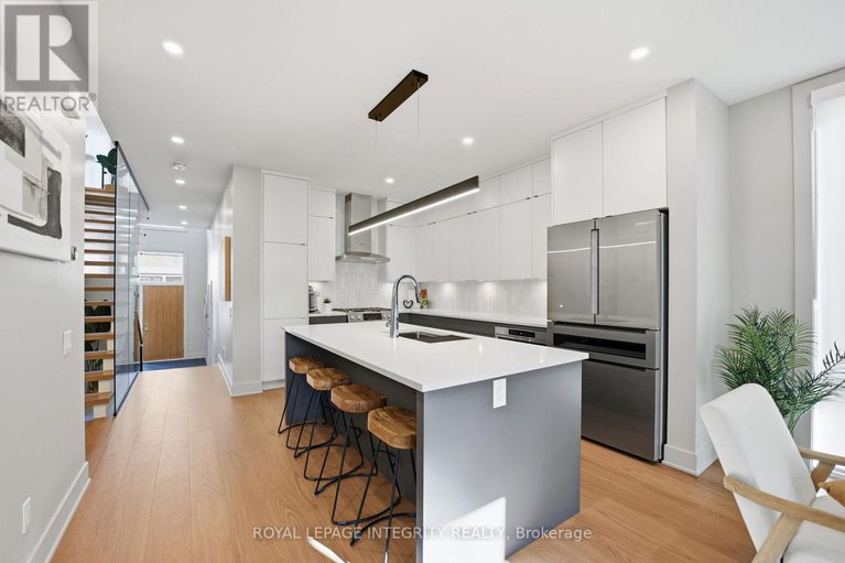 28999711/b-574-edison-avenue/mckellarhighland/ottawa/ontario/K2A1V4_6