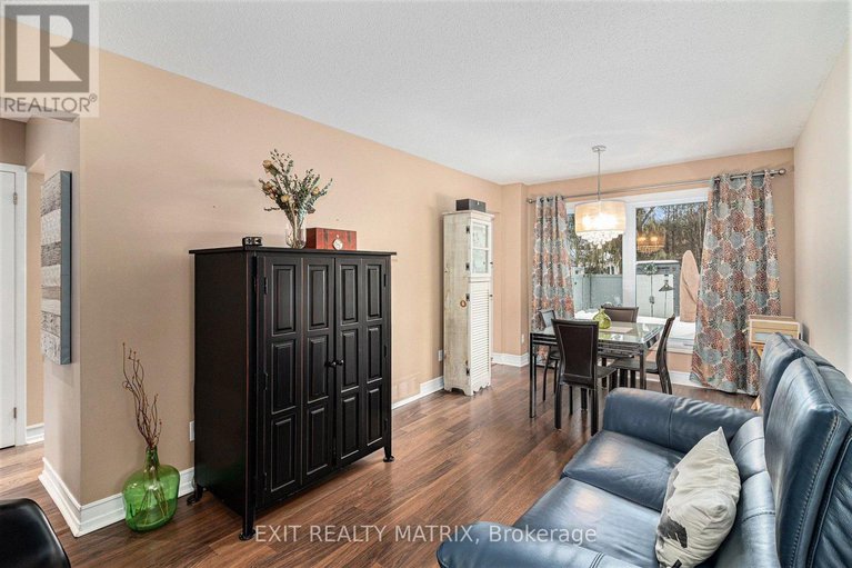 29247214/813-clearcrest-crescent/fallingbrookridgemount/ottawa/ontario/K4A3E8_8