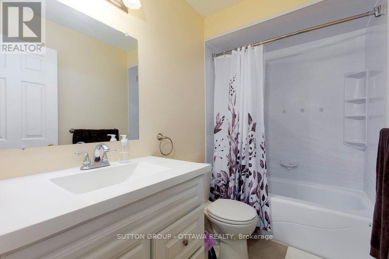 28553457/1951-greenvale-lane/chateauneuf/ottawa/ontario/K1C6E2_18
