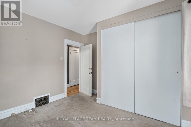 29121392/405-hamilton-avenue-s/civic-hospital/ottawa/ontario/K1Y1C9_21