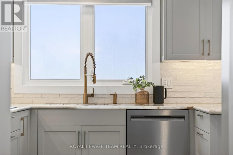 29302410/2690-hickson-crescent/redwood-park/ottawa/ontario/K2H6Y6_20