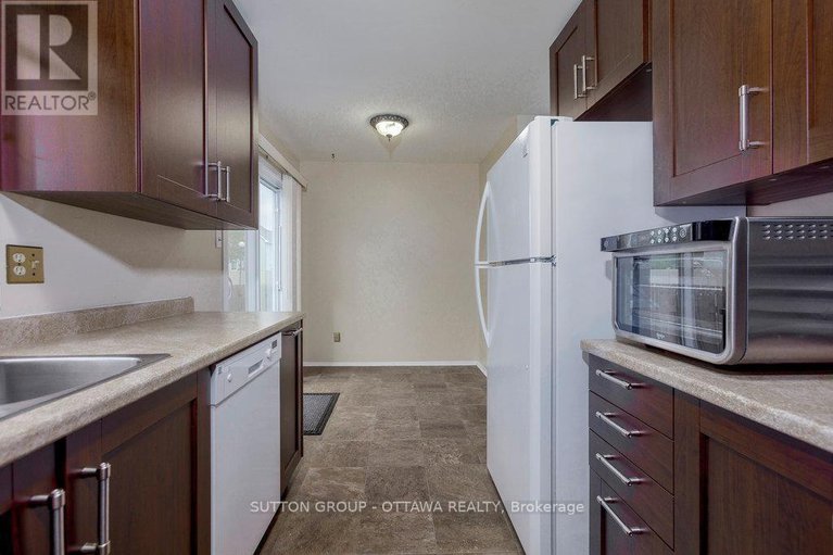 28553457/1951-greenvale-lane/chateauneuf/ottawa/ontario/K1C6E2_16