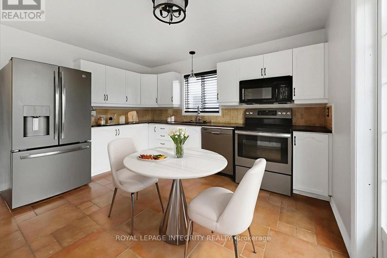 29060732/1791-tache-way/fallingbrookpineridge/ottawa/ontario/K4A2S7_16