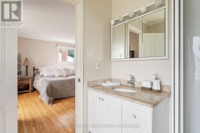 28741168/2128-hubbard-crescent/beacon-hill-north/ottawa/ontario/K1J6L2_23