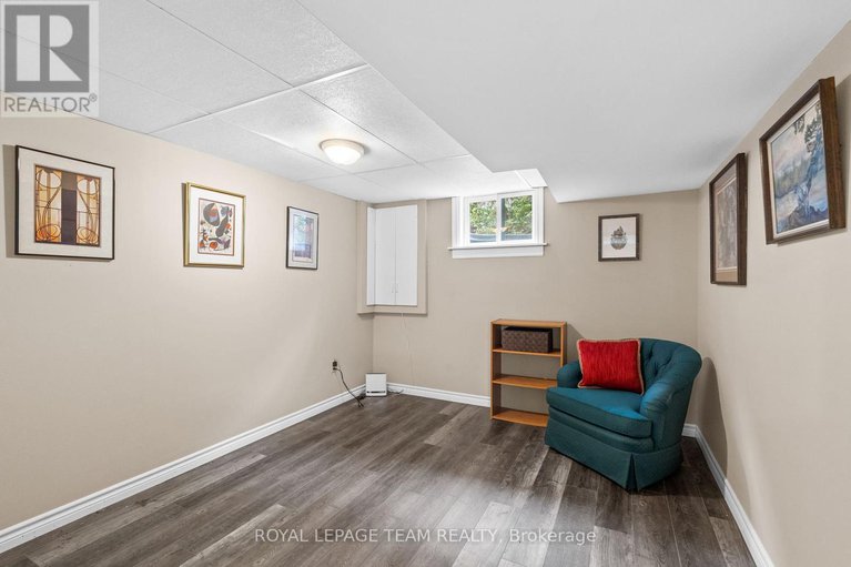 28656808/6481-rideau-valley-drive-n/manotick-south-to-roger-stevens/ottawa/ontario/K4M1B3_30