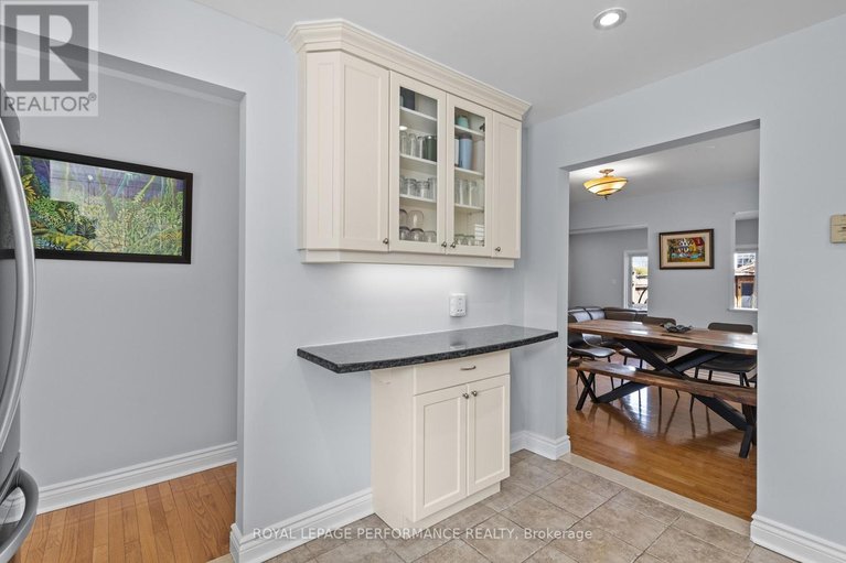 29606719/219-switzer-avenue/westborohampton-park/ottawa/ontario/K1Z7H8_9