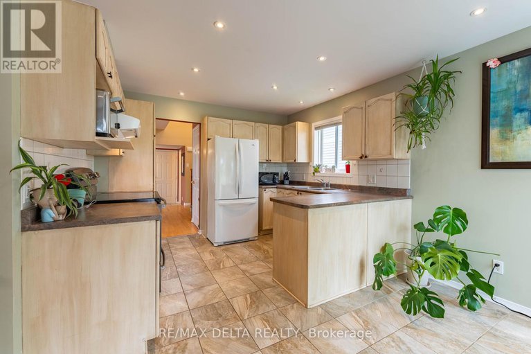 28540257/1610-duplante-avenue/fallingbrookpineridge/ottawa/ontario/K4A4A2_13