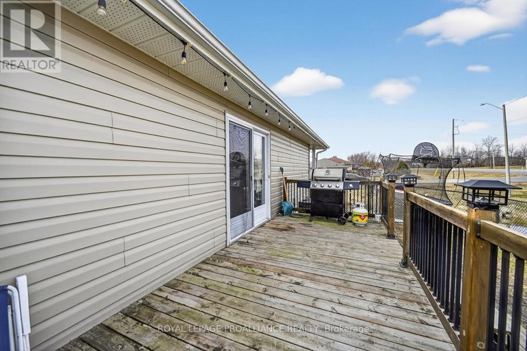 29557467/5500-meadowbrook-drive/iroquois/south-dundas/ontario/K0E1K0_33