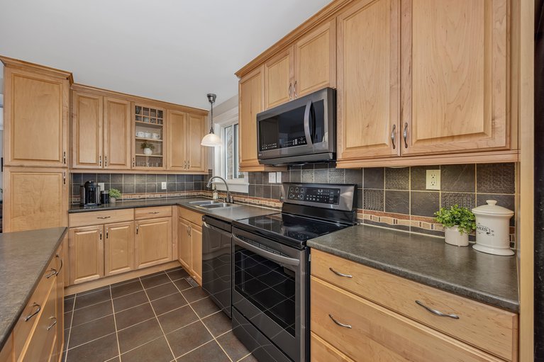 X12802098/277-park-grove-drive/queenswood-heights-south/ottawa/ontario/K1E2S9_9