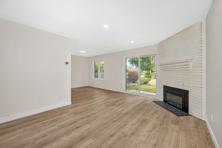 X12381127/8-chisholm-court/kanata-beaverbrook/ottawa/ontario/K2K1E2_18