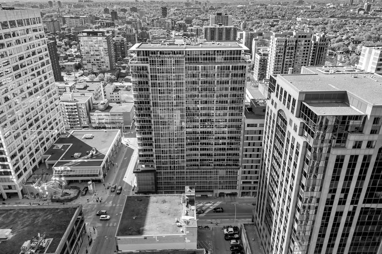 704-324 Laurier Avenue West