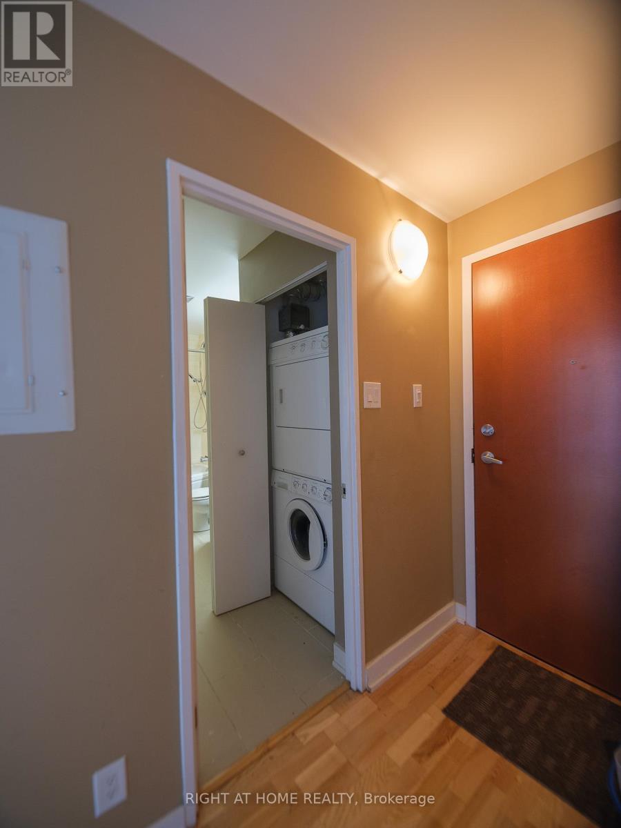 615 - 324 Laurier Avenue W