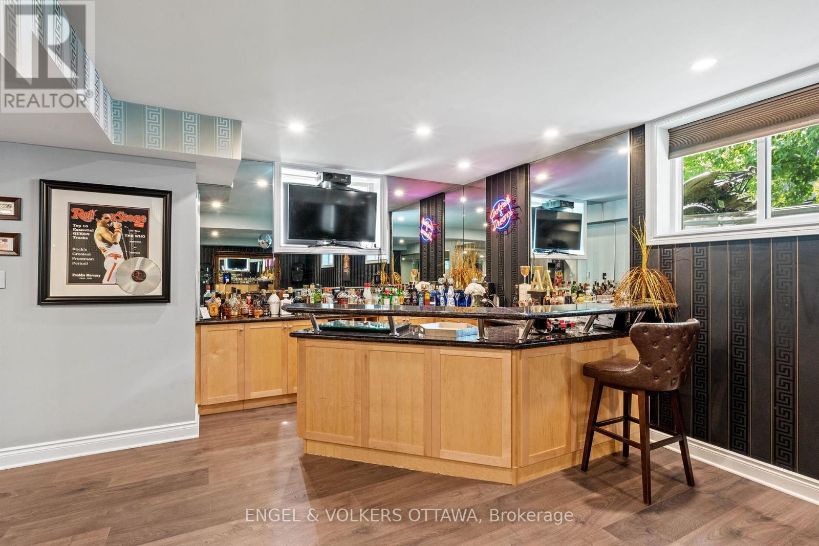 5818 Queenscourt Crescent