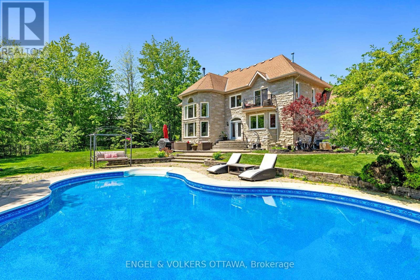 5818 Queenscourt Crescent