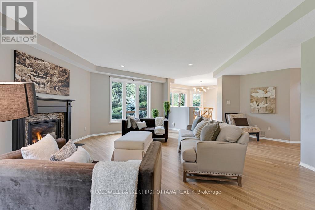 5525 Pettapiece Crescent