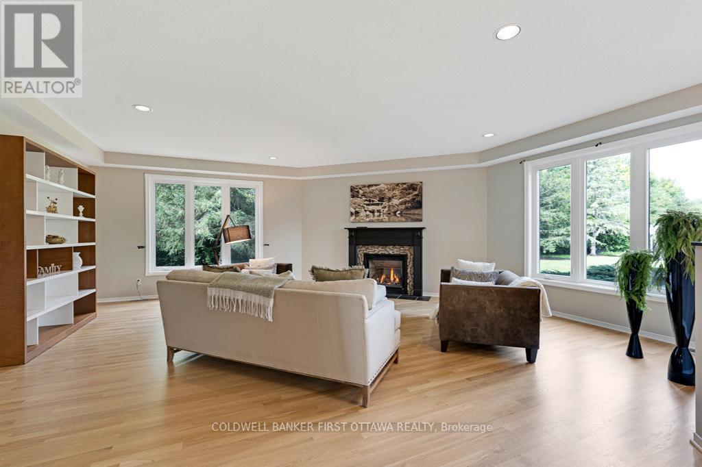 5525 Pettapiece Crescent