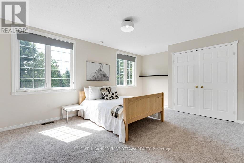 5525 Pettapiece Crescent