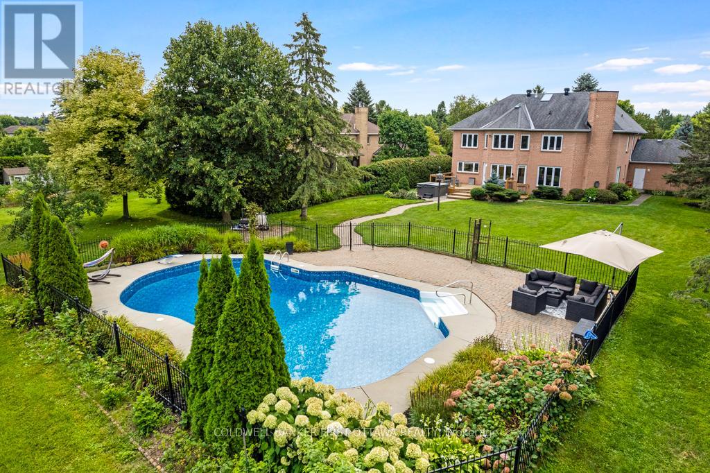 5525 Pettapiece Crescent