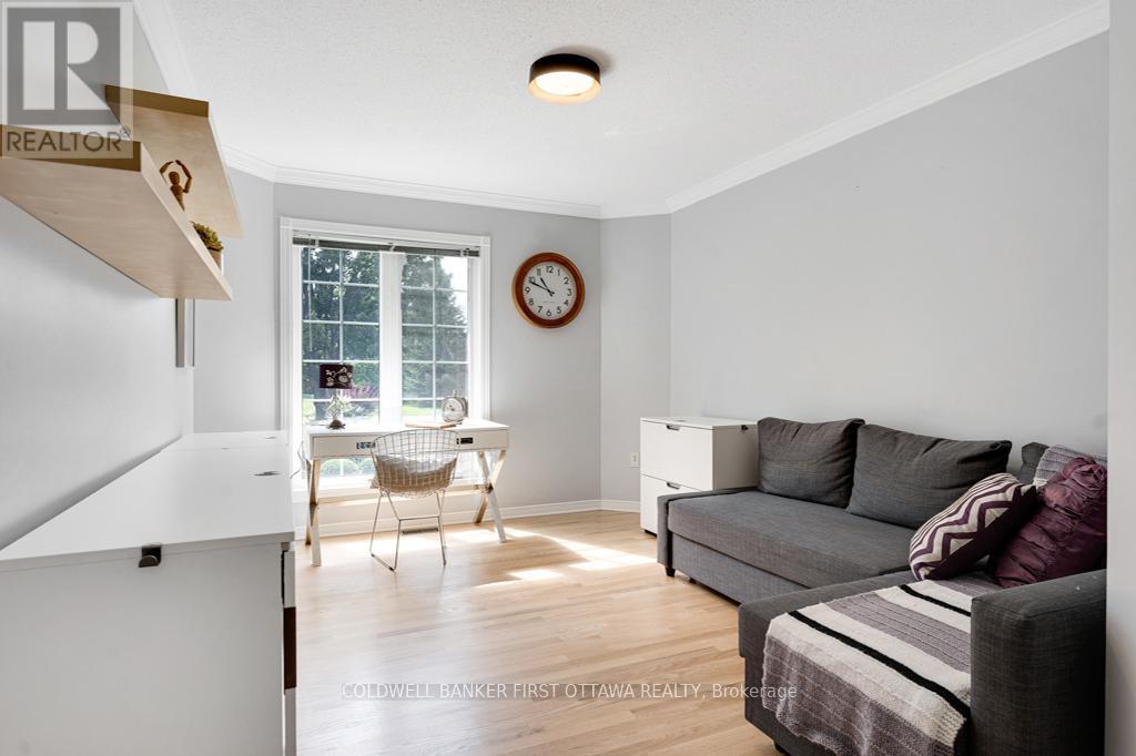 5525 Pettapiece Crescent