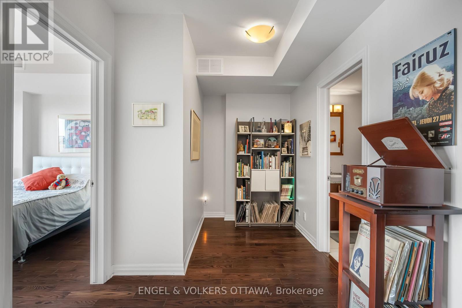 2502 - 242 Rideau Street