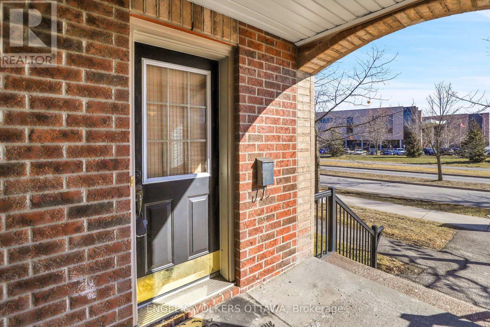 10 - 811 Longfields Drive