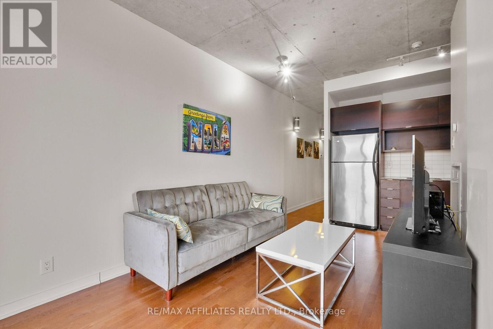 1201 - 324 Laurier Avenue W