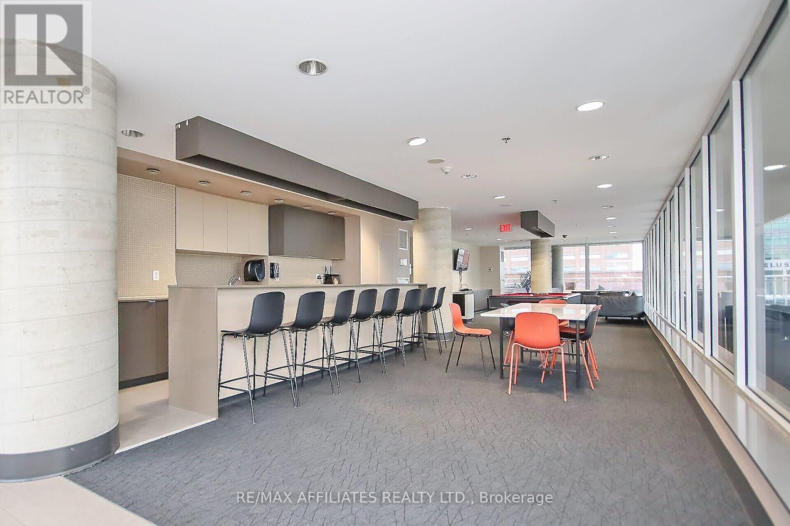 1201 - 324 Laurier Avenue W