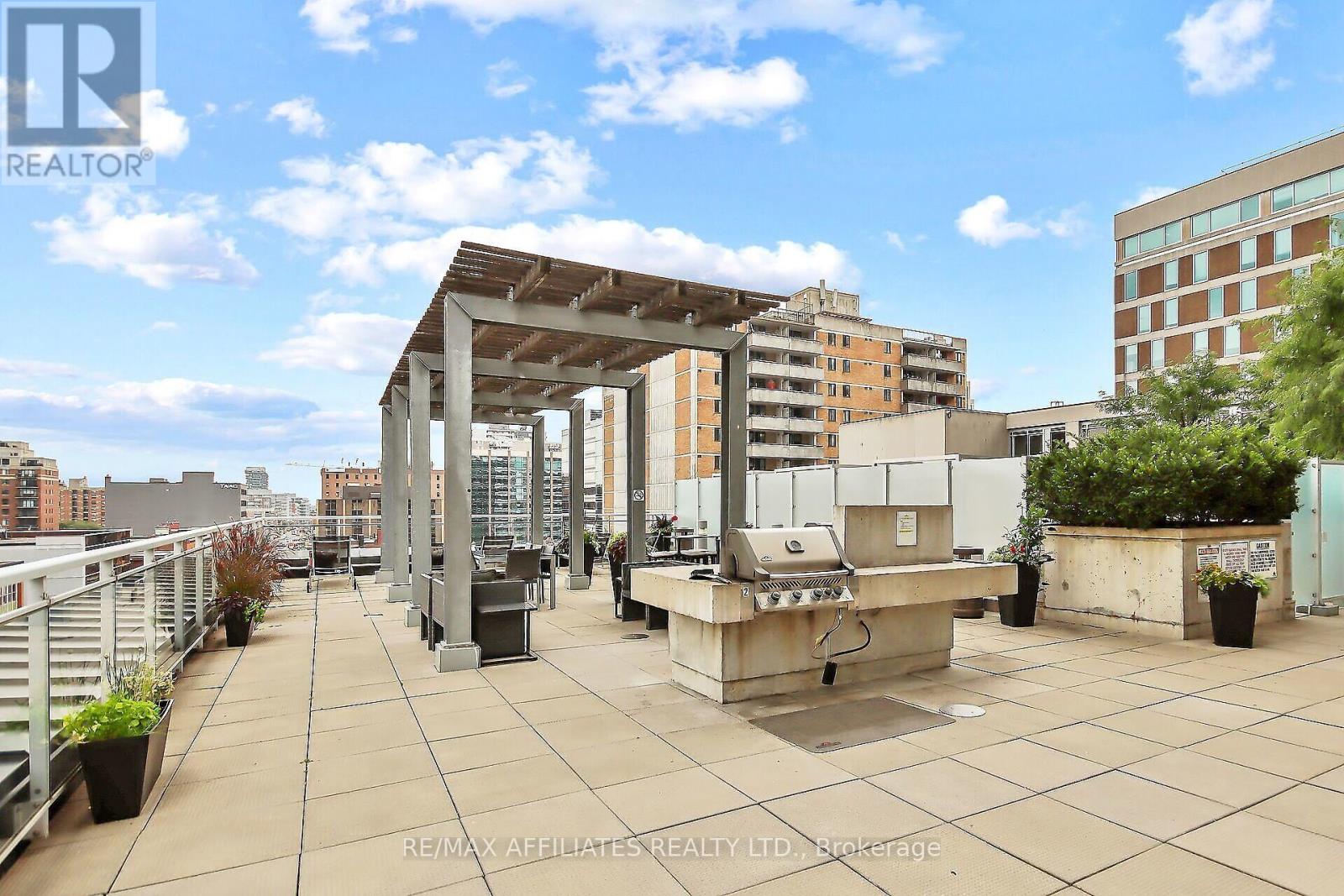 1201 - 324 Laurier Avenue W