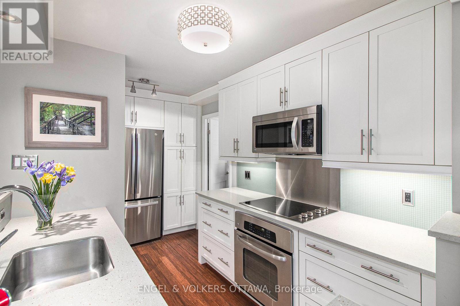 1106 - 71 Somerset Street W
