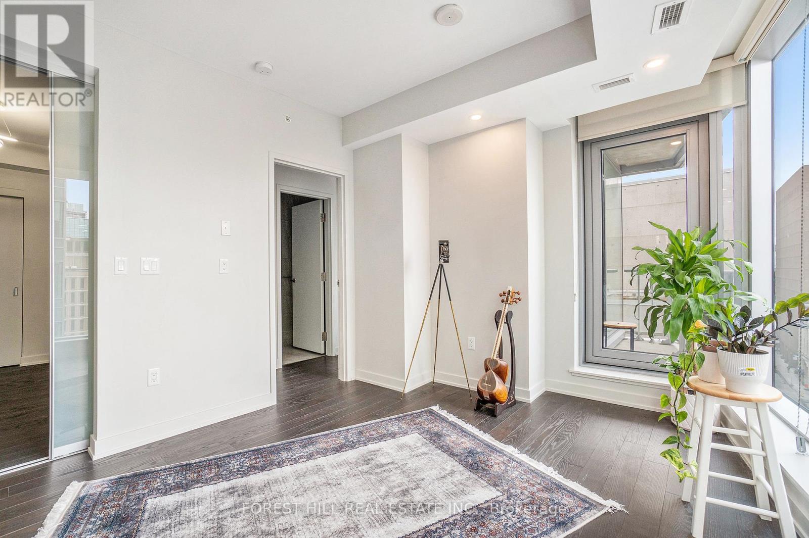 910 - 101 Queen Street