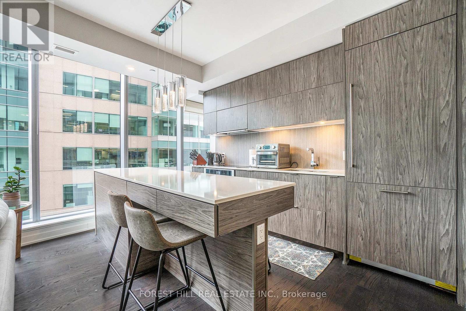 910 - 101 Queen Street