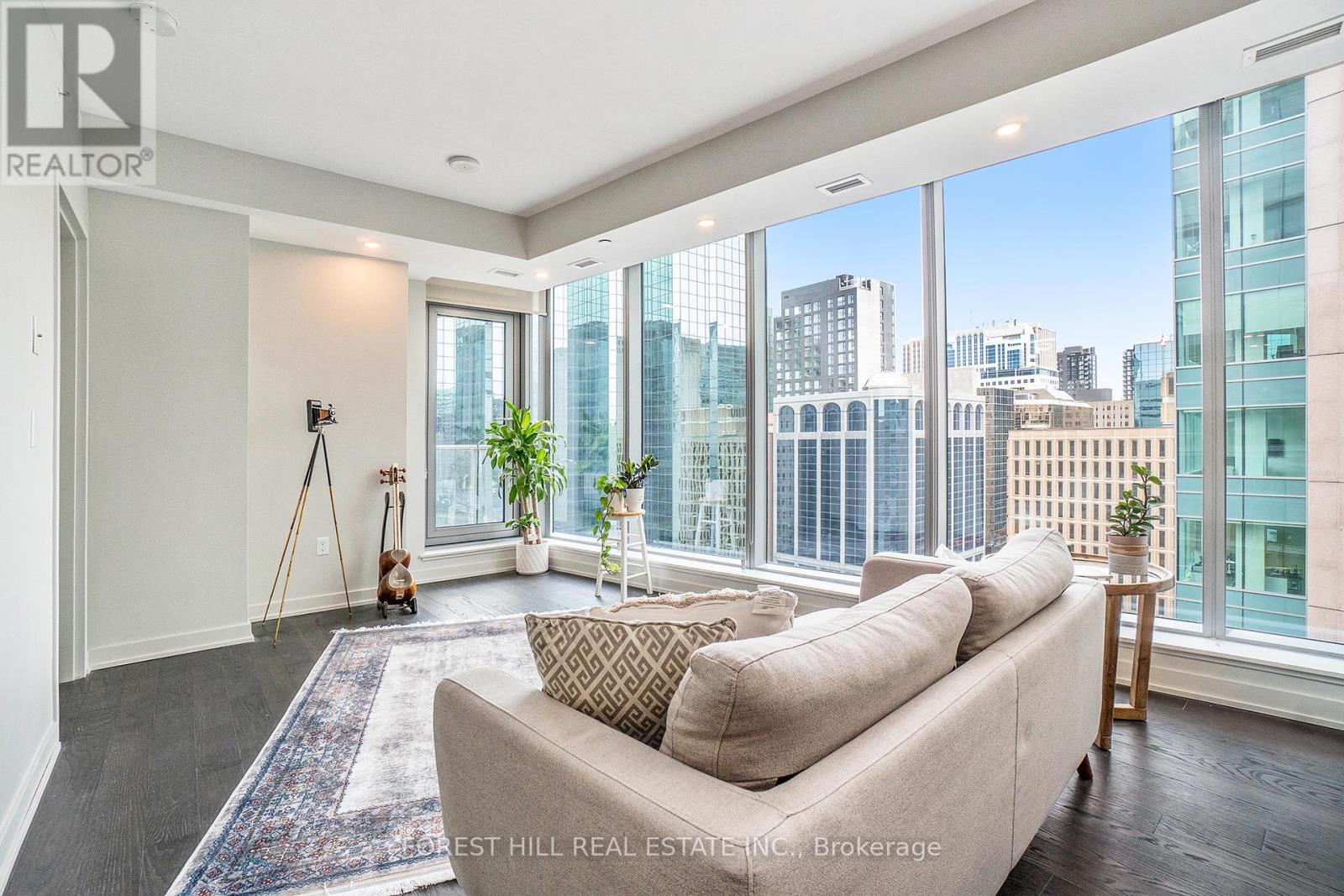 910 - 101 Queen Street