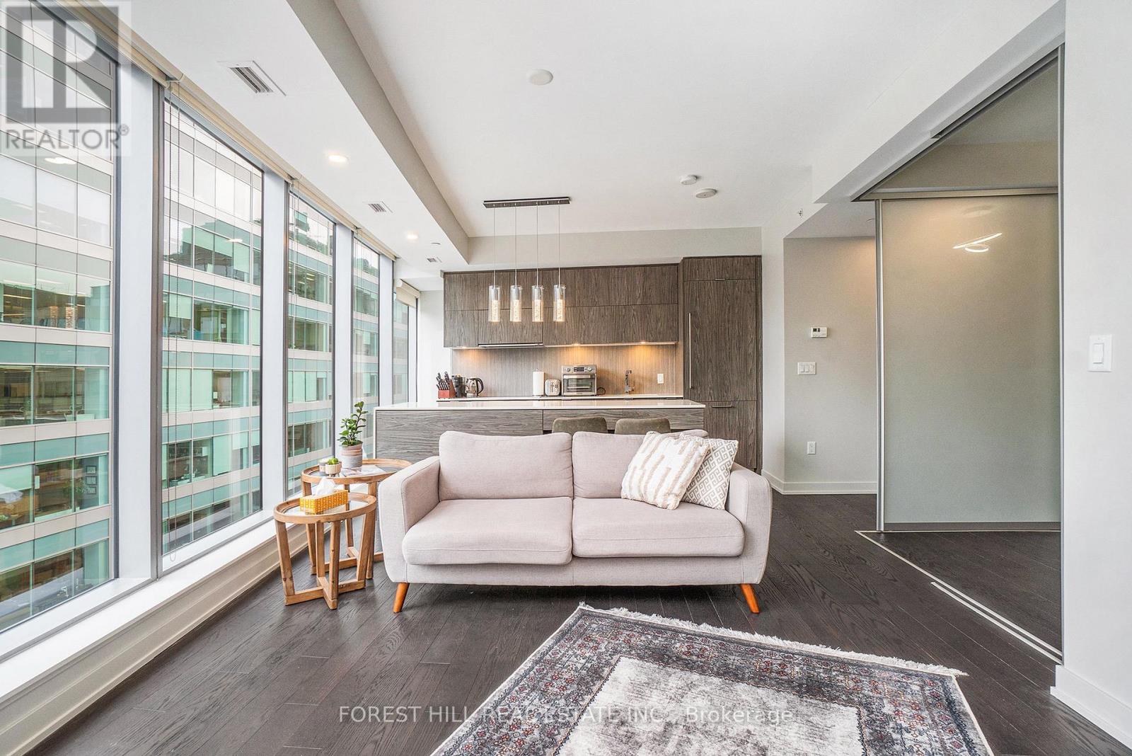910 - 101 Queen Street