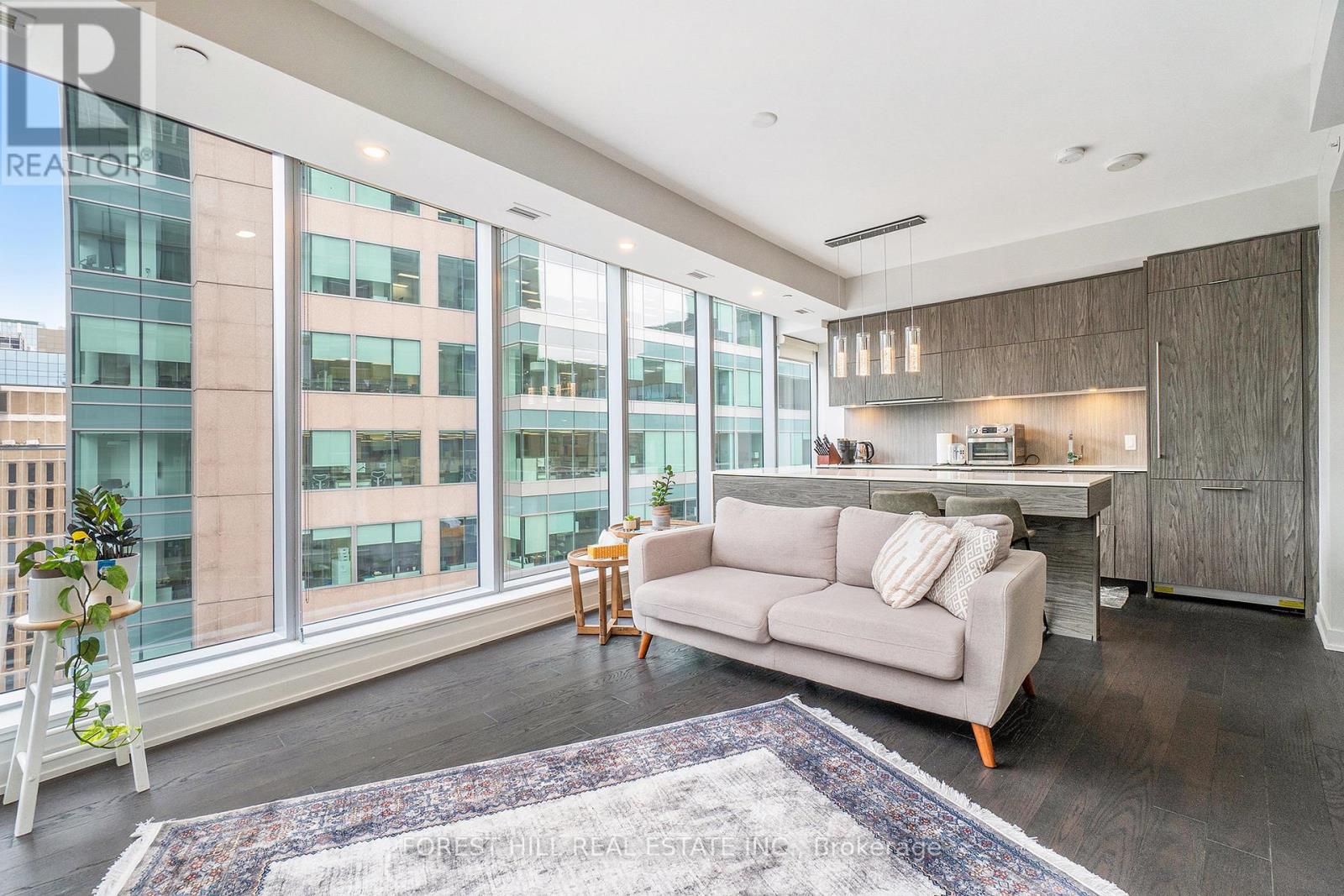 910 - 101 Queen Street