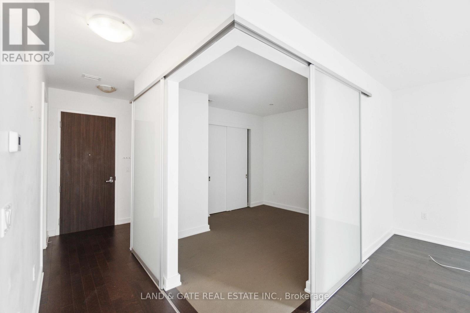212 - 111 Champagne Avenue S