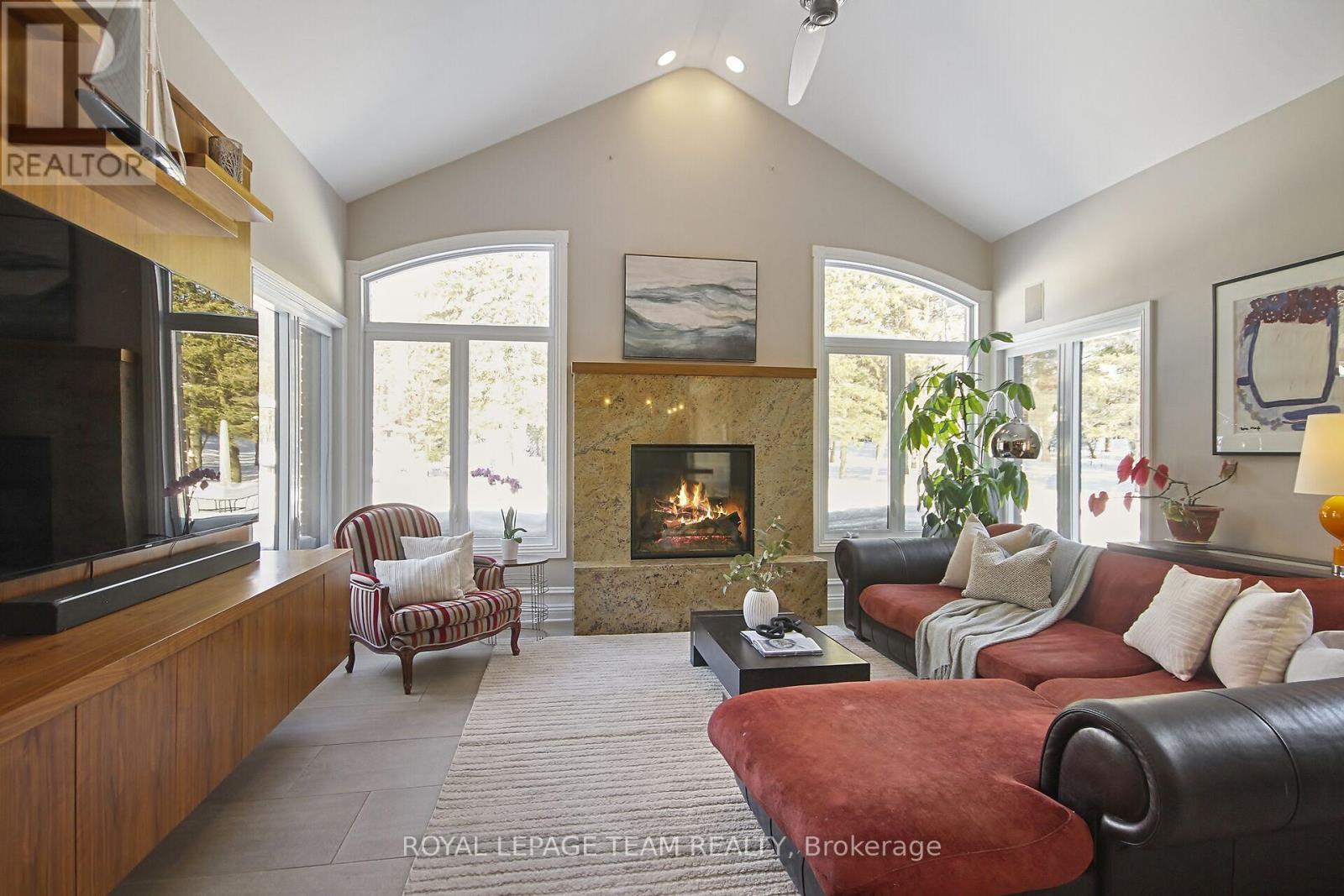 5849 Queenscourt Crescent