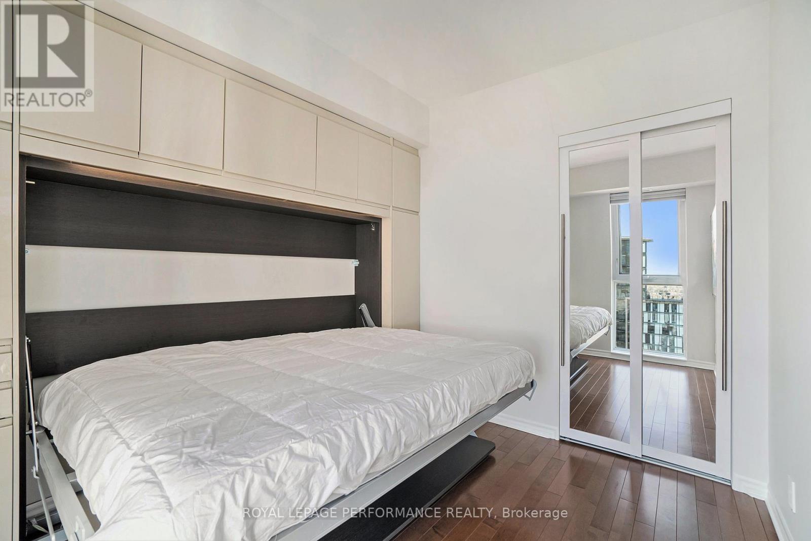1901 - 445 Laurier Avenue W