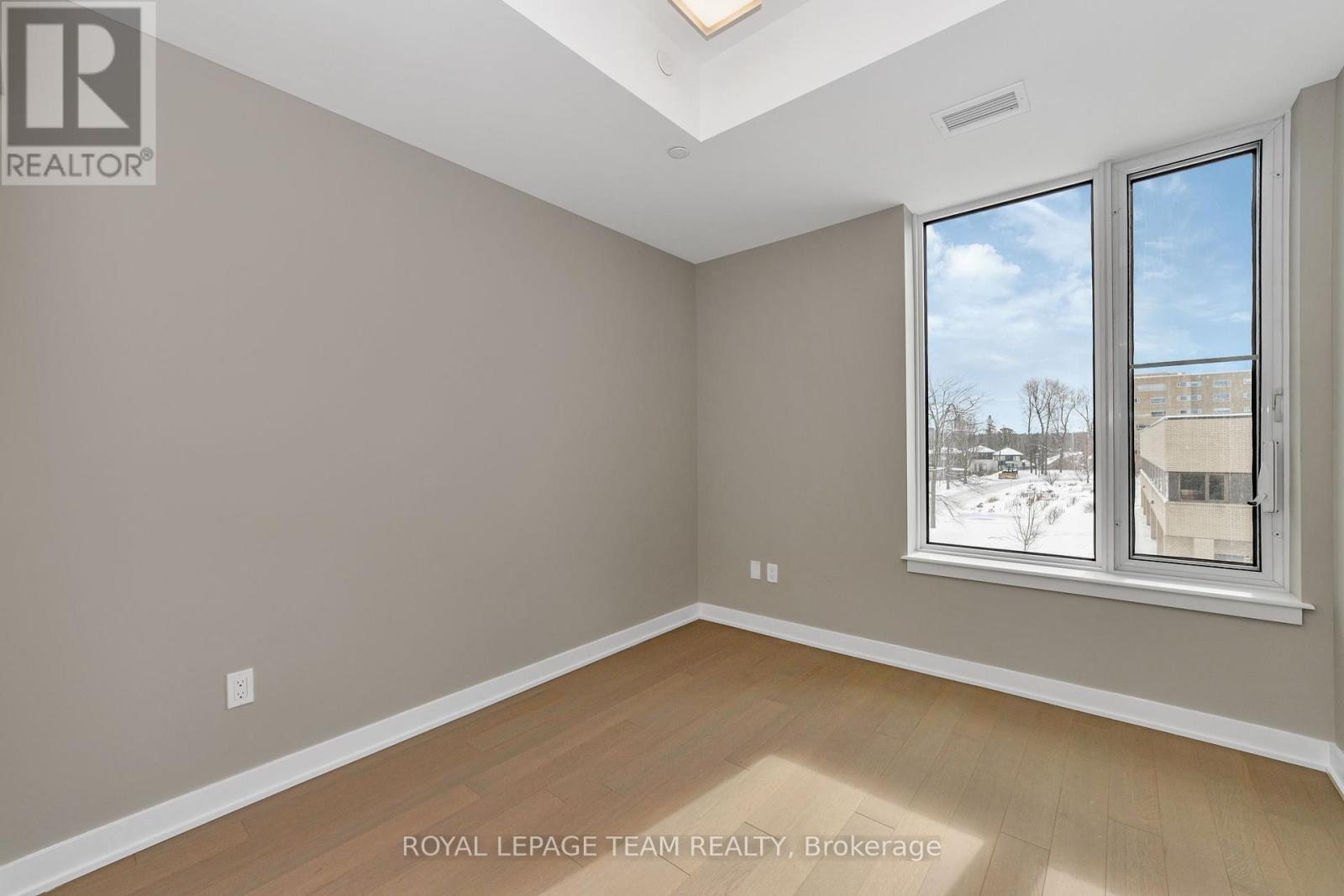 306 - 360 Deschatelets Avenue