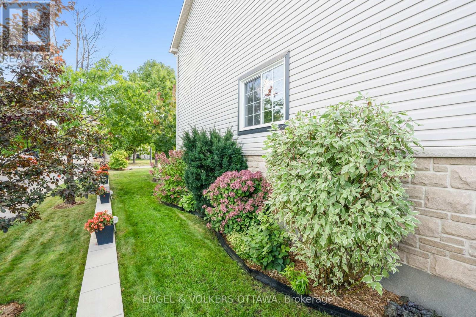 341 Shadehill Crescent