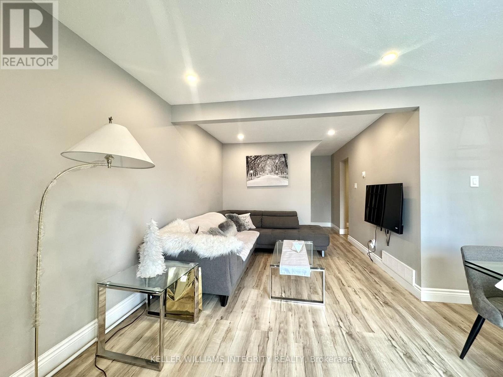 1584 Hoskins Crescent