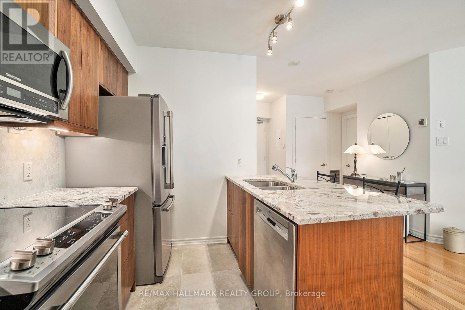 1601 - 445 Laurier Avenue W