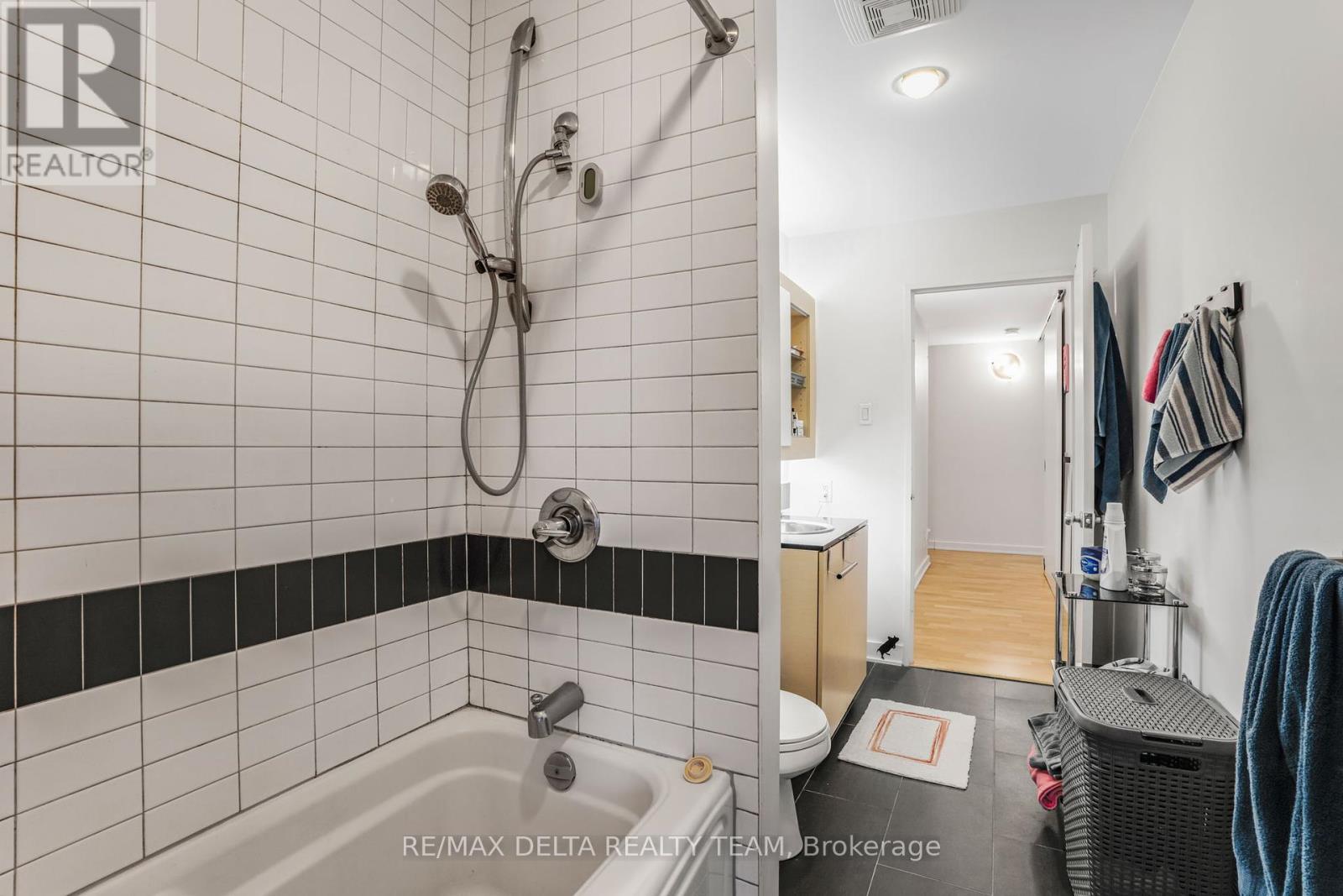 810 - 324 Laurier Avenue W