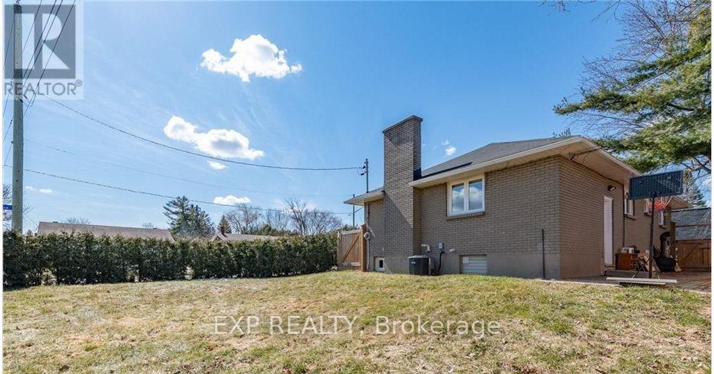 109 Meadowlands Drive W